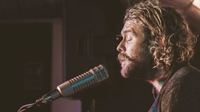 ¿Puede ponerme la voz de una persona? 