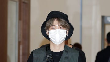 Suga, de BTS, a su llegada al aeropuerto de Seúl