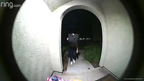 La ladrona a punto de coger un paquete de casa de sus vecinos La ladrona a punto de coger un paquete de casa de sus vecinos