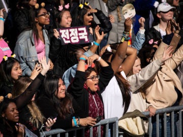 Aficionados al K-pop en un concierto de BTS