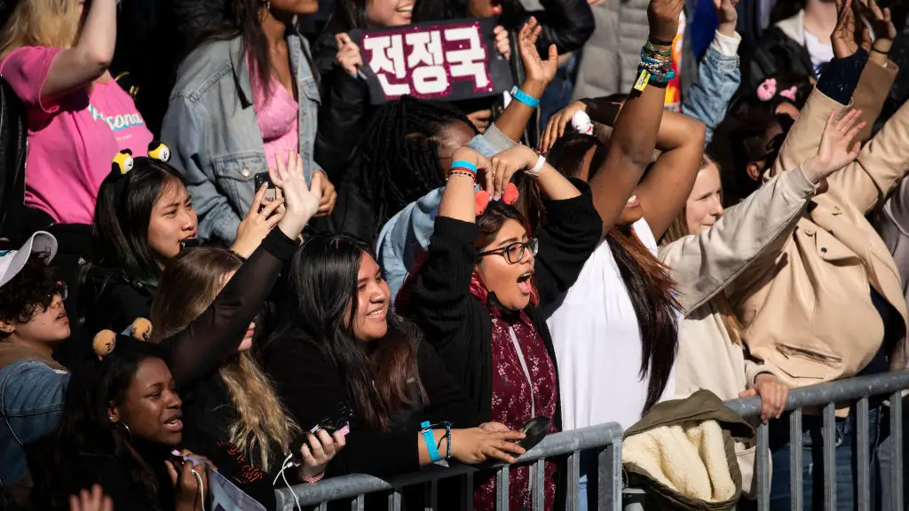 Aficionados al K-pop en un concierto de BTS