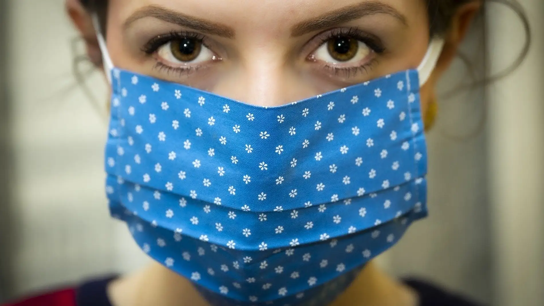 Mujer con mascarilla