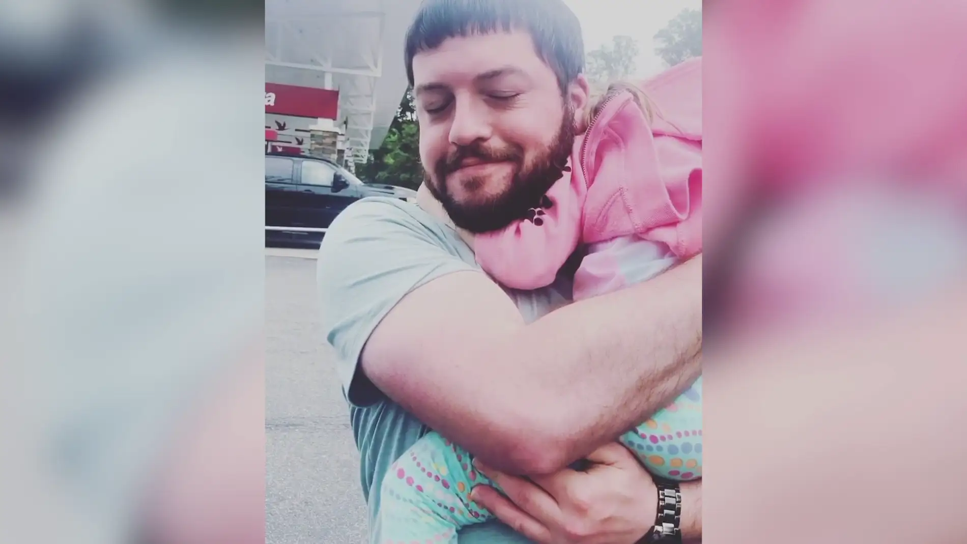 Padre abraza a su hija