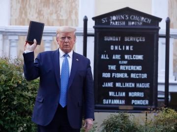 Donald Trump con la Biblia en la mano