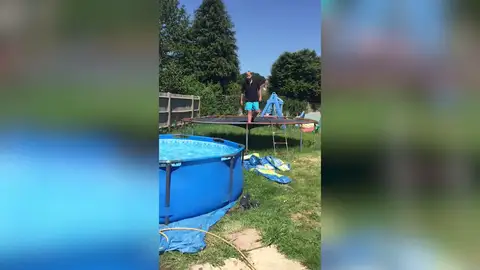 Intenta saltar a la piscina desde una cama elástica Intenta saltar a la piscina desde una cama elástica
