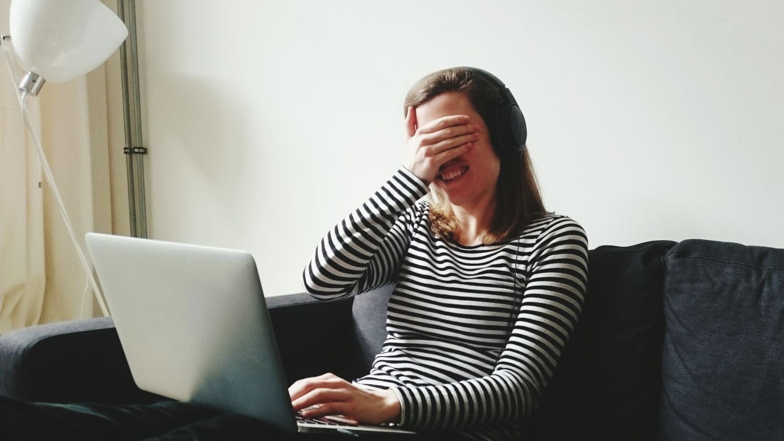 Se olvida de que está en clase online y mantiene relaciones sexuales con el micro abierto