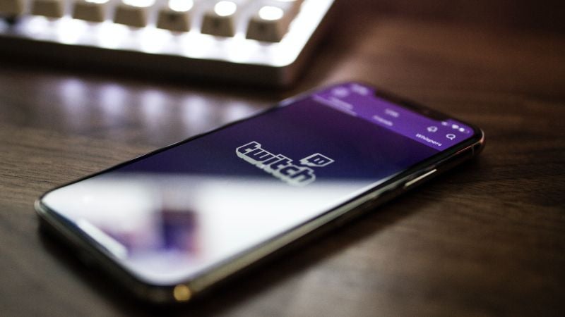 ¿Qué significa 'hostear' en Twitch?