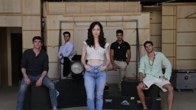 Una víctima de violación se atreve a contar su testimonio a Elena Rivera después de ver la serie 'Alba'