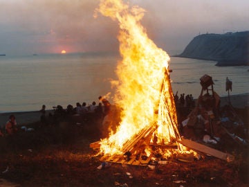 Imagen de una hoguera en la noche de San Juan
