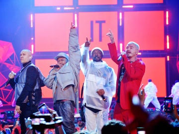 J. Balvin junto a Black Eyed Peas durante una actuación 