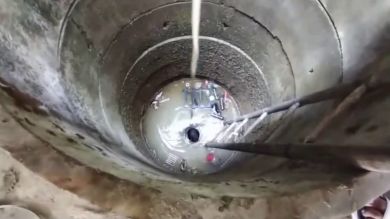 VÍDEO: Dos perros se caen a un pozo en Tailandia y sólo consiguen rescatar a uno de los dos con vida