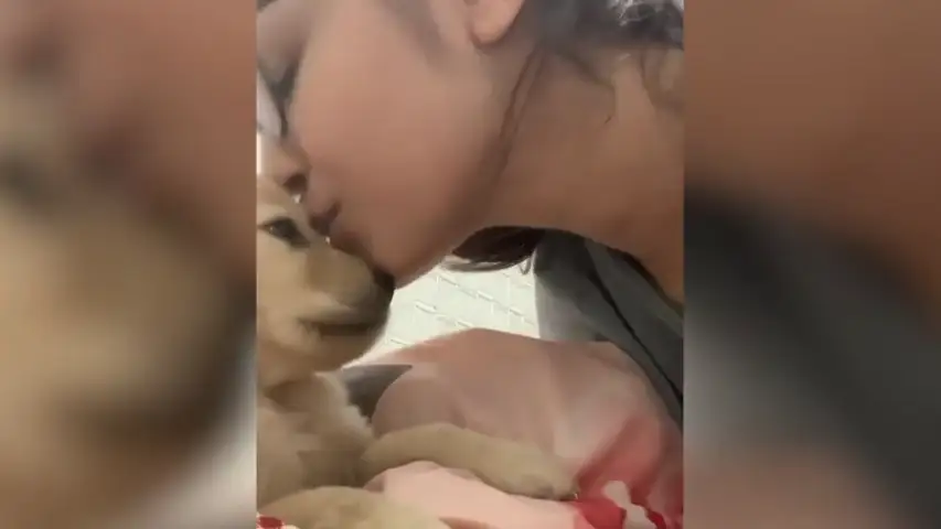 Dueña besa a su perro