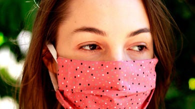 Indignación por cómo han desechado la mascarilla en un bar 