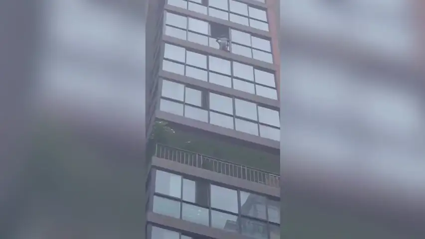 Aterrador rescate a una niña que queda colgada de un decimotercer piso