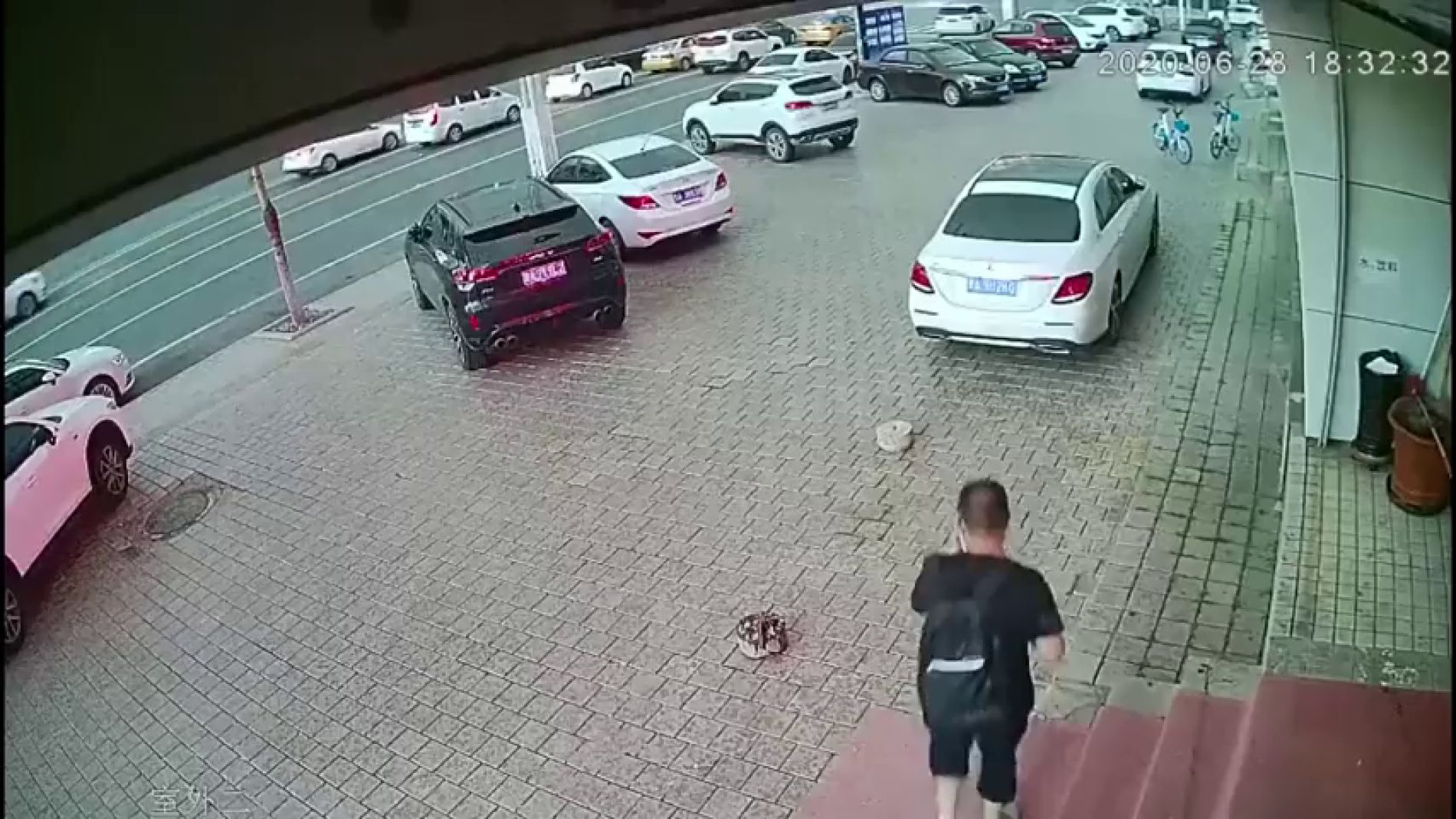 Un hombre logra salvarse milagrosamente del desprendimiento de un edificio en plena calle