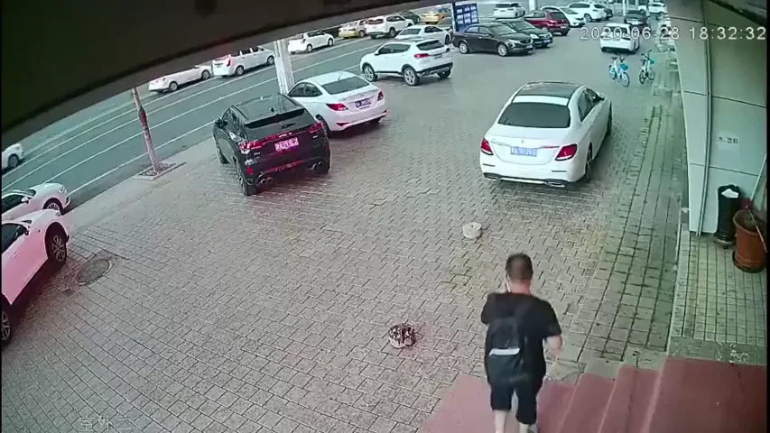 Un hombre logra salvarse milagrosamente del desprendimiento de un edificio en plena calle