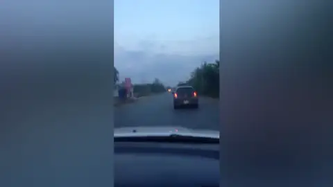 VÍDEO: Conduce una motocicleta de pie a toda velocidad y sin tocar el manillar VÍDEO: Conduce una motocicleta de pie a toda velocidad y sin tocar el manillar