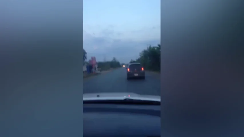 VÍDEO: Conduce una motocicleta de pie a toda velocidad y sin tocar el manillar
