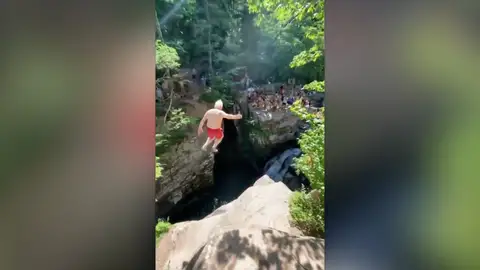 Hombre de 73 años saltando Hombre de 73 años saltando