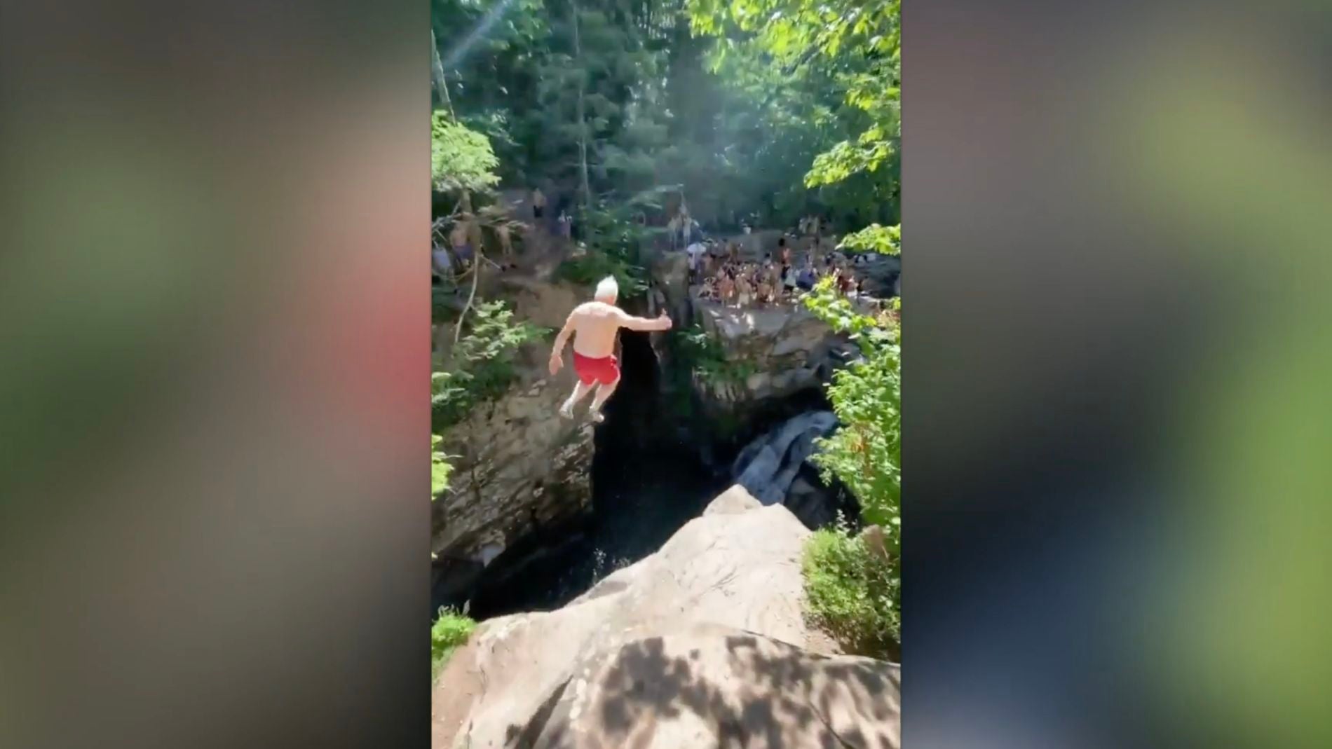 Hombre de 73 a&ntilde;os saltando