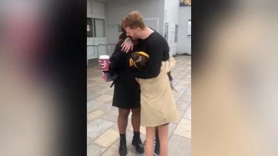 VÍDEO: Un hombre se reúne con su hija y su prometida embarazada después de 4 meses 