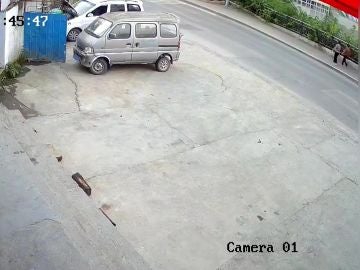 Dos peatones son engullidos de repente por el hundimiento de una acera