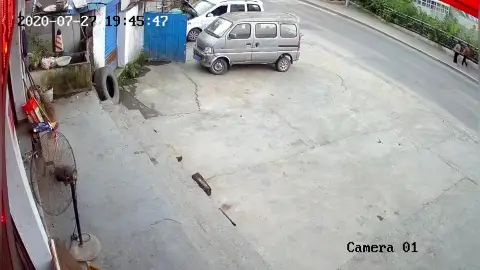 Dos peatones son engullidos de repente por el hundimiento de una acera Dos peatones son engullidos de repente por el hundimiento de una acera