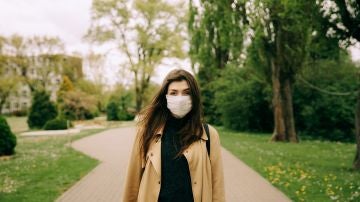 Mujer con mascarilla