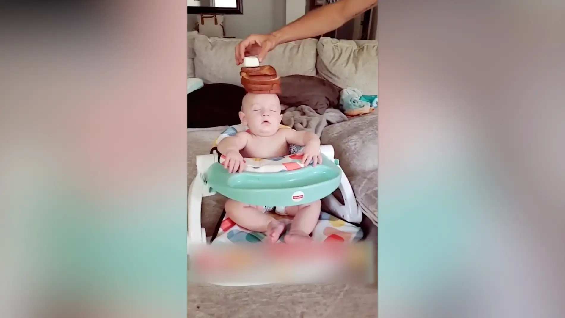 Balancea comida sobre la cabeza de su hijo