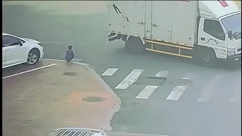 VÍDEO: Atropellan a un niño que sale milagrosamente ileso VÍDEO: Atropellan a un niño que sale milagrosamente ileso