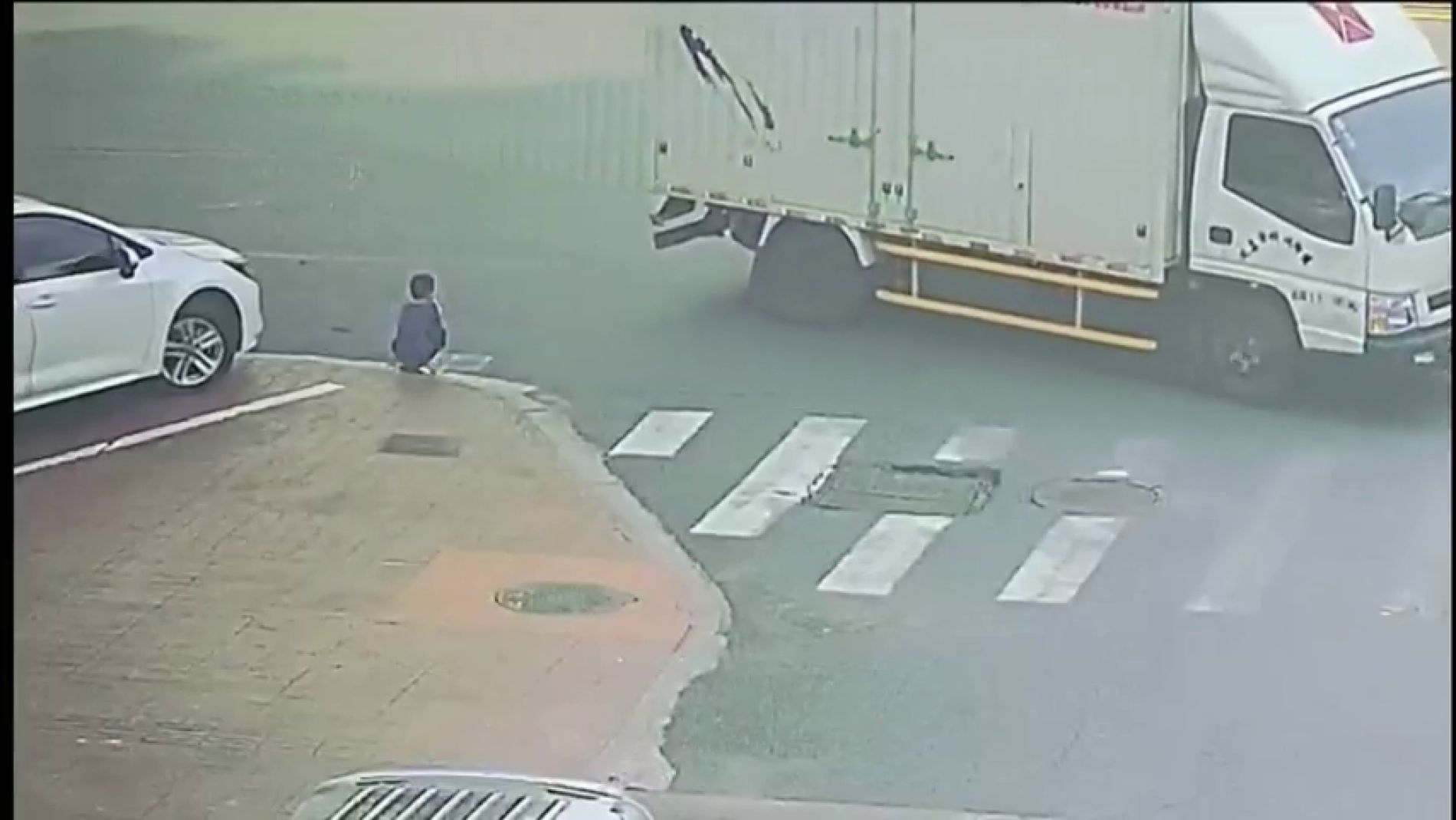 V&Iacute;DEO: Atropellan a un ni&ntilde;o que sale milagrosamente ileso