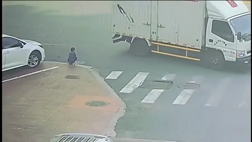 VÍDEO: Atropellan a un niño que sale milagrosamente ileso