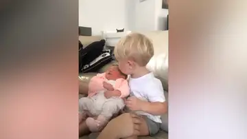 Niño conoce a su hermana bebe por primer vez