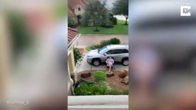 VÍDEO: Da positivo en COVID-19 y su novio le alegra la cuarentena cada día desde la ventana 