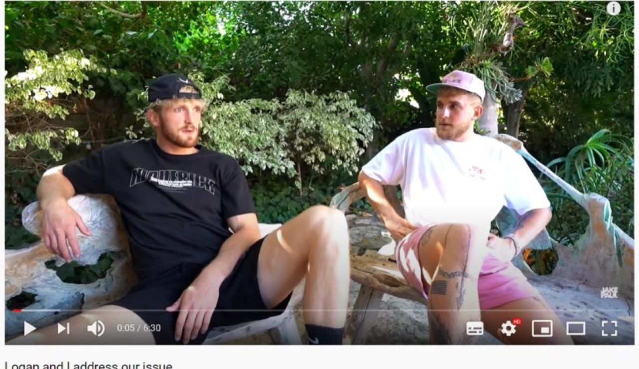 Jake Paul (a la derecha) junto a su hermano Logan en su último vídeo de YouTube