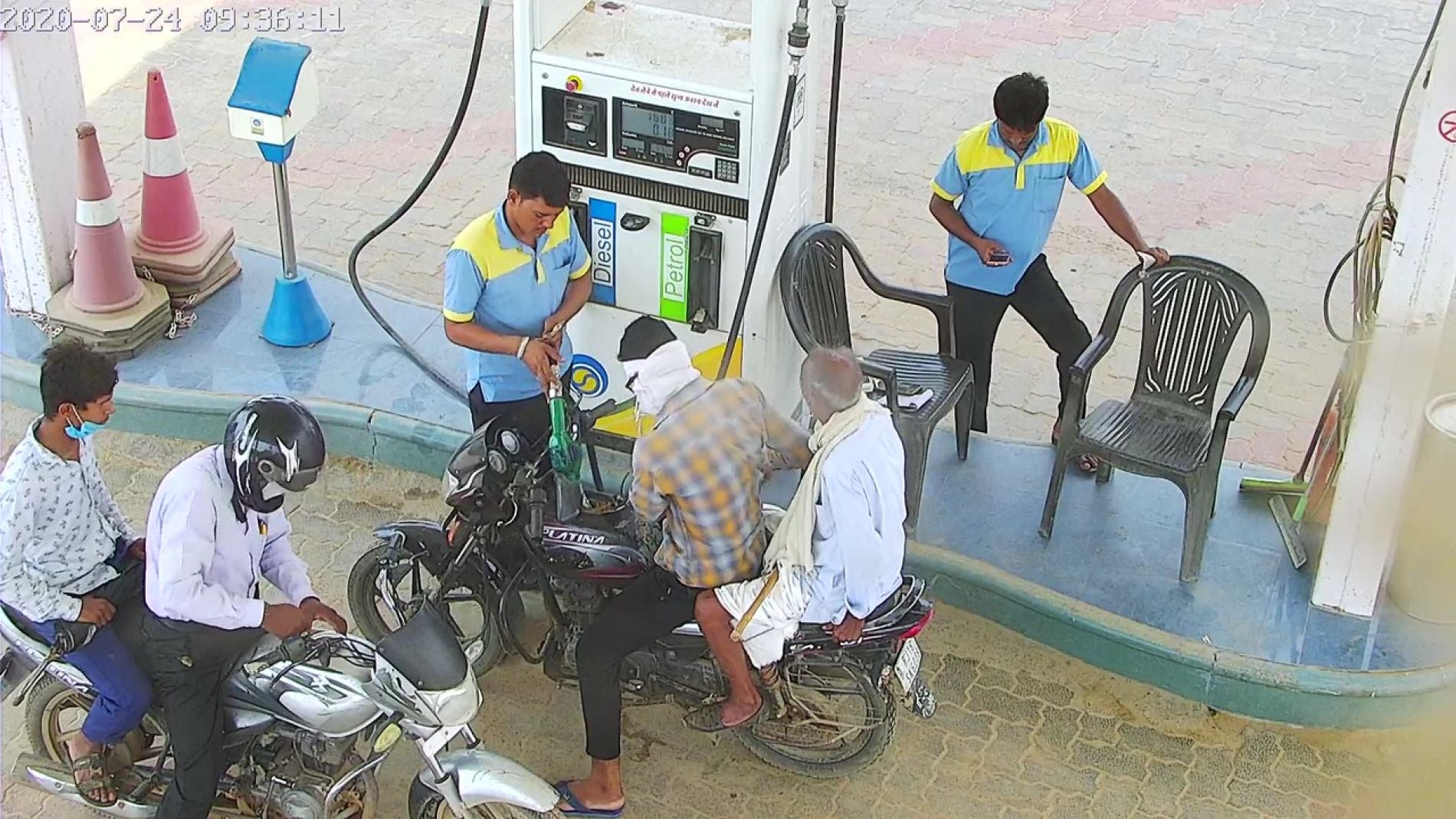 Moto estalla en llamas mientras est&aacute; en una estaci&oacute;n de servicio