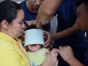 Bomberos chinos liberan la cabeza de un niño de una tubería
