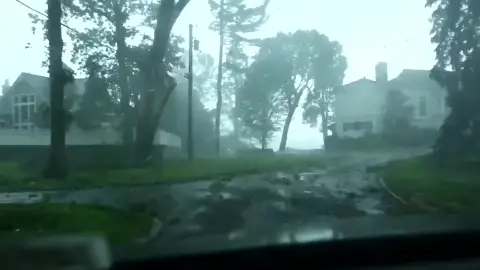 Un árbol cae sobre el automóvil de un hombre en Estados Unidos Un árbol cae sobre el automóvil de un hombre en Estados Unidos