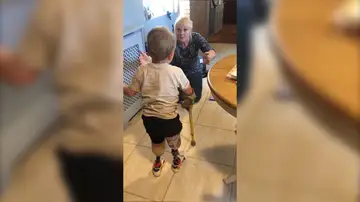 Mágico momento en el que un niño camina por primera vez desde que perdió las piernas