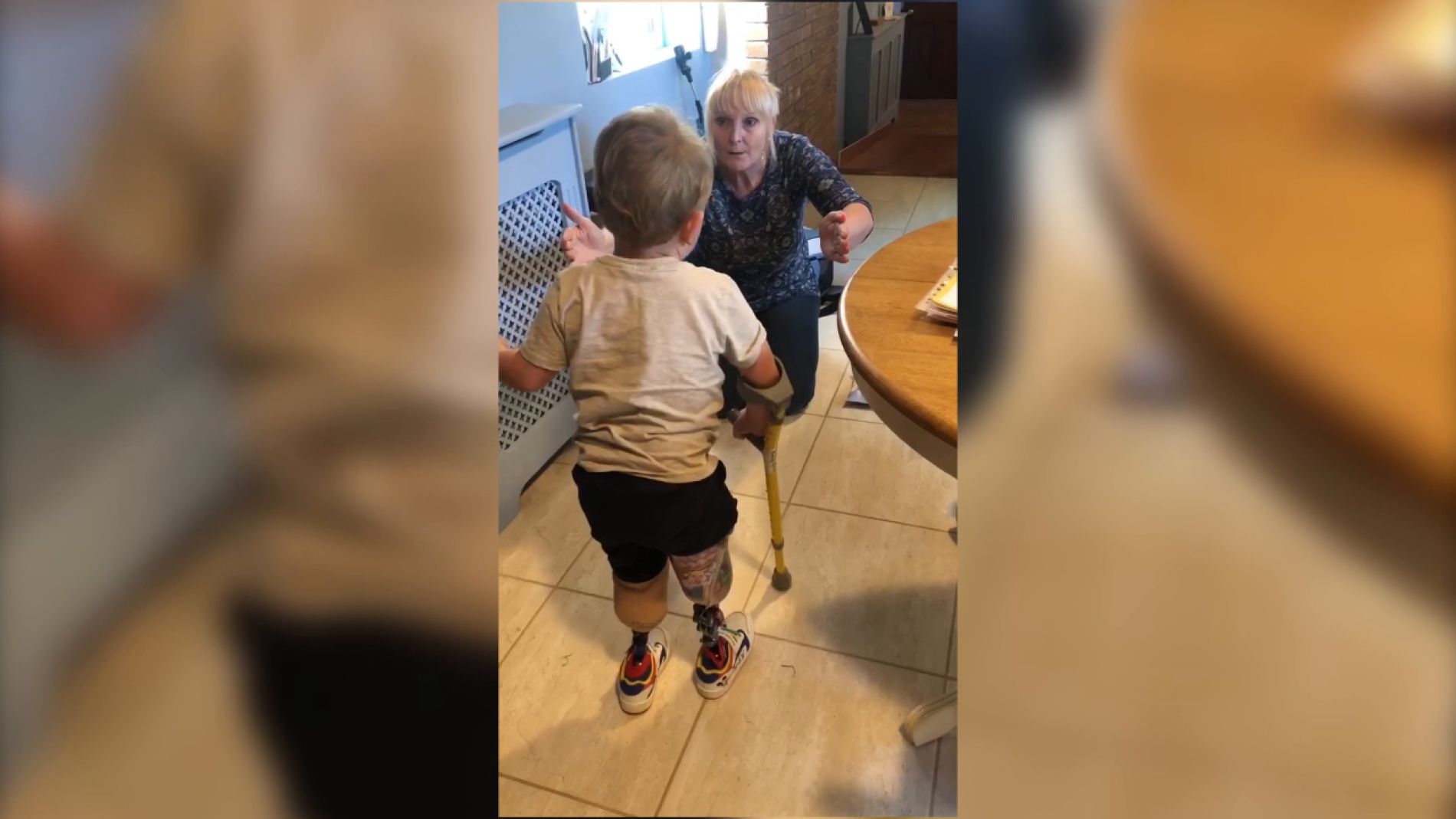 M&aacute;gico momento&nbsp;en el que un ni&ntilde;o camina por primera vez desde que perdi&oacute;&nbsp;las piernas