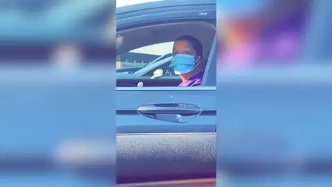 Descubre una forma de comer sin quitarse la mascarilla (pero no es una buena idea) Descubre una forma de comer sin quitarse la mascarilla (pero no es una buena idea)