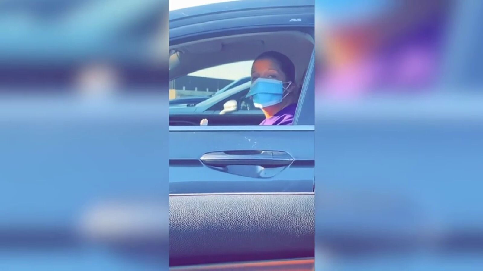 Descubre una forma de comer sin quitarse la mascarilla (pero no es una buena idea) 