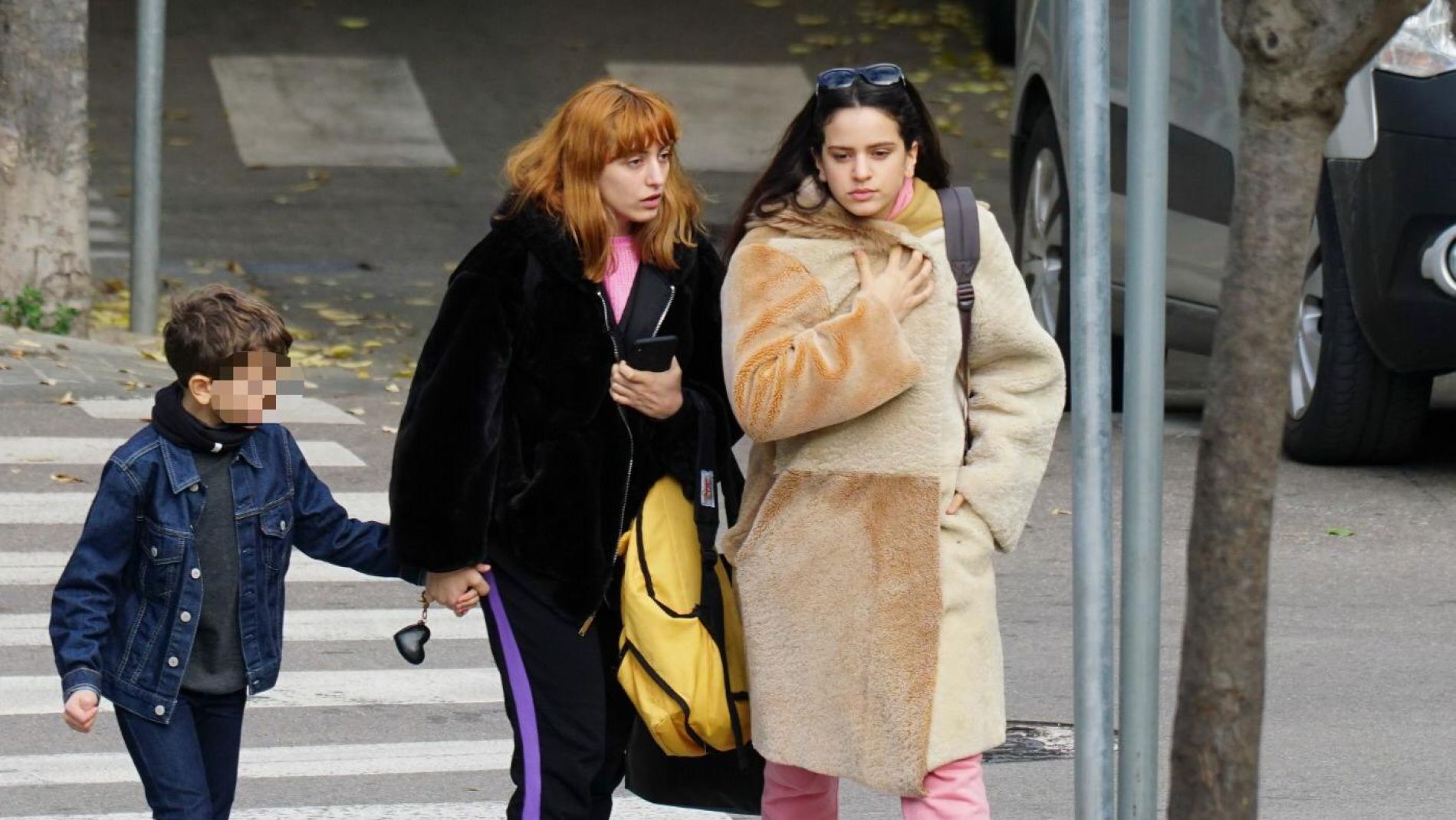 La cantante Rosal&iacute;a Vila y su hermana Pilar Vila por las calles de Barcelona