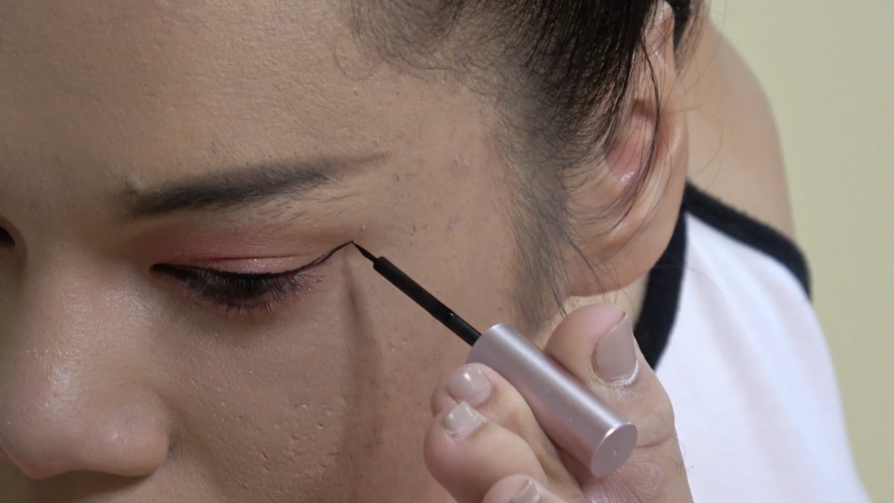 Una mujer sin brazos arrasa con sus increíbles tutoriales de maquillaje usando los pies 