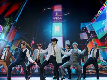 BTS cantando 'Dynamite' en los VMAs