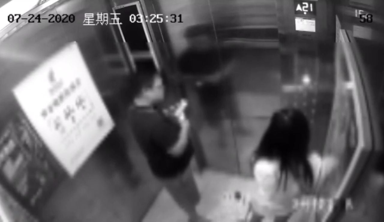 Un extraño abofetea a una chica en un ascensor 