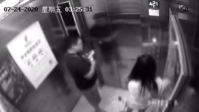 Un extraño abofetea a una chica en un ascensor 