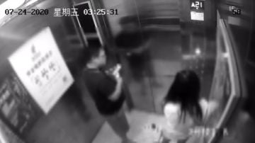 Un extraño abofetea a una chica en un ascensor 