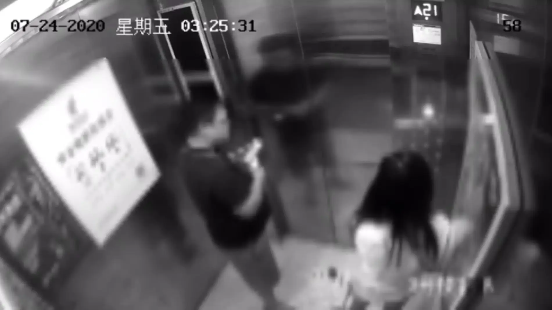 Un extraño abofetea a una chica en un ascensor 