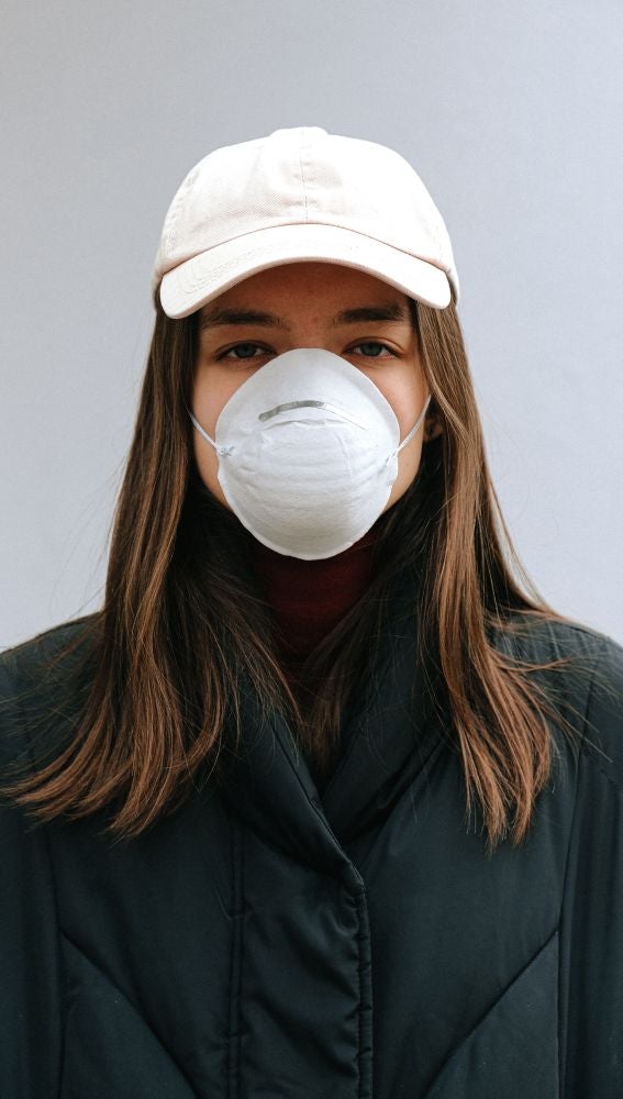 Chica con mascarilla 